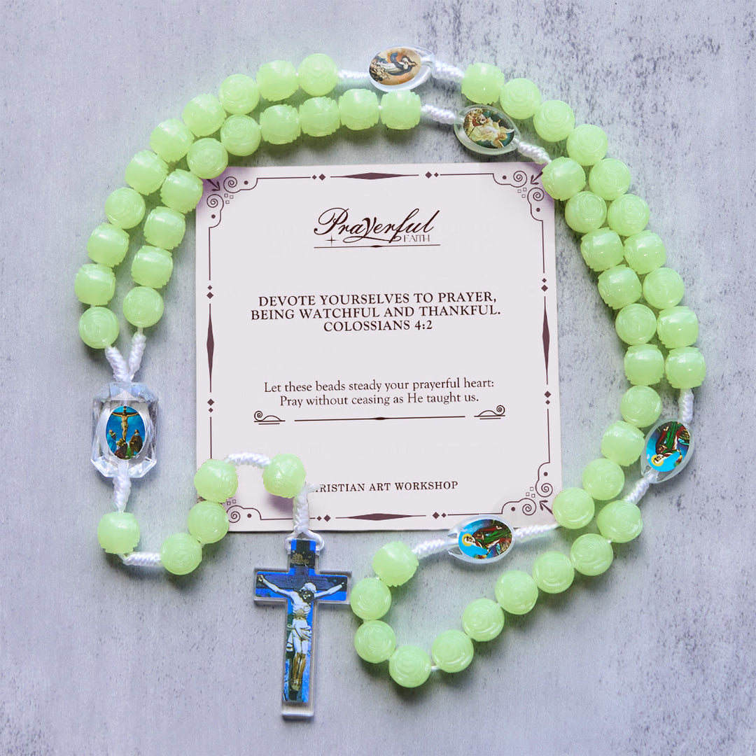 Christianartworkshop GEBETSVOLLER GLAUBE: Im Dunkeln leuchtender Rosenkranz aus grünen Perlen mit Geschenkkarte - Unsere Liebe Frau und Kruzifix - image 1