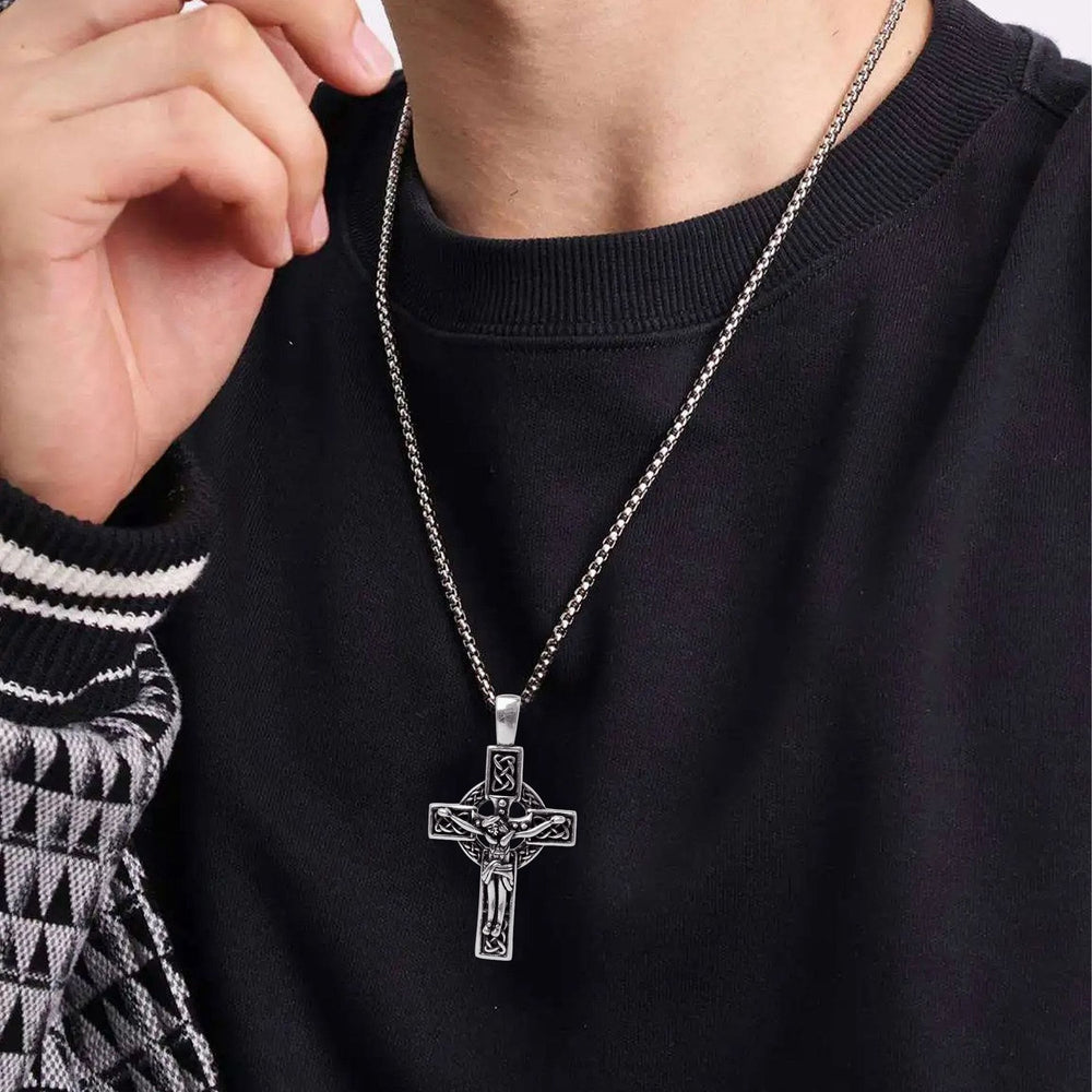 Christianartworkshop Halskette mit keltischem Knoten und Kruzifix-Anhänger „Eternal Faith“: Christus am Kreuz - image 1