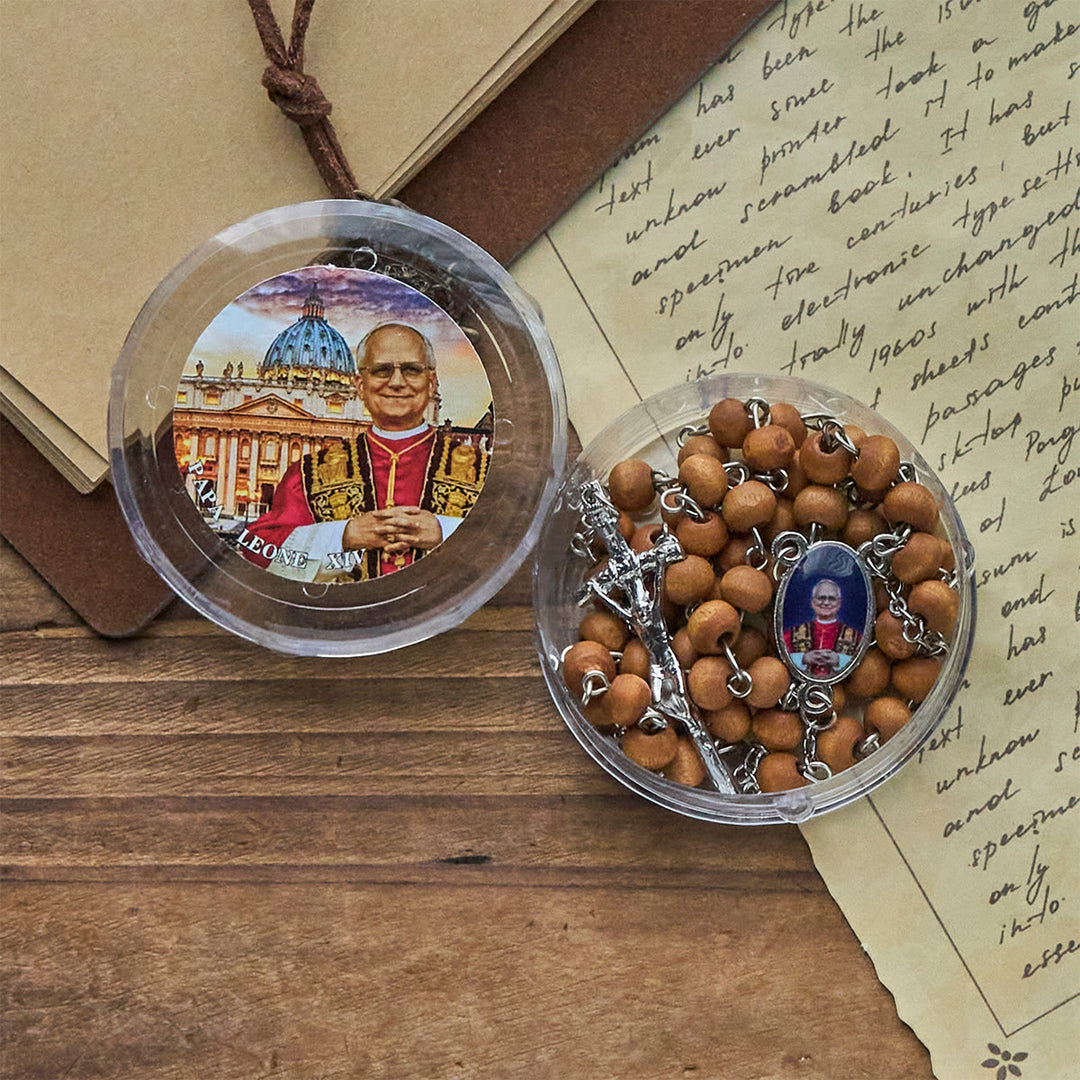 Christianartworkshop Rosenkranz aus roten Holzperlen zum Gedenken an Papst Leo XIV.: Ein spiritueller Schatz - image 9