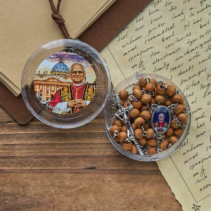 Christianartworkshop Rosenkranz aus roten Holzperlen zum Gedenken an Papst Leo XIV.: Ein spiritueller Schatz - image 9