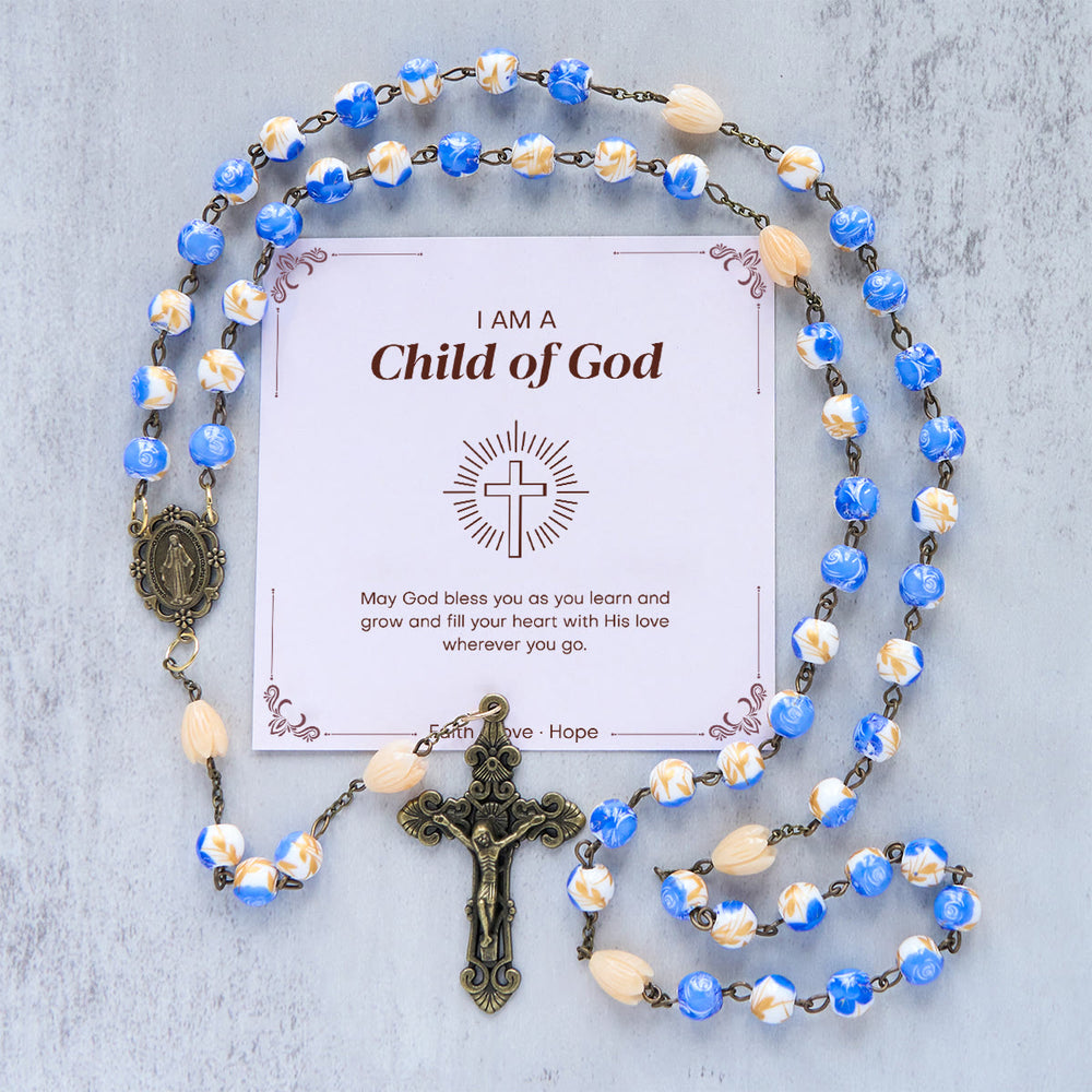 Christianartworkshop „Jesus ist das Geschenk“: Handgefertigter Blumenrosenkranz mit blauen Rosenperlen und Maiglöckchen - Kind Gottes - image 2