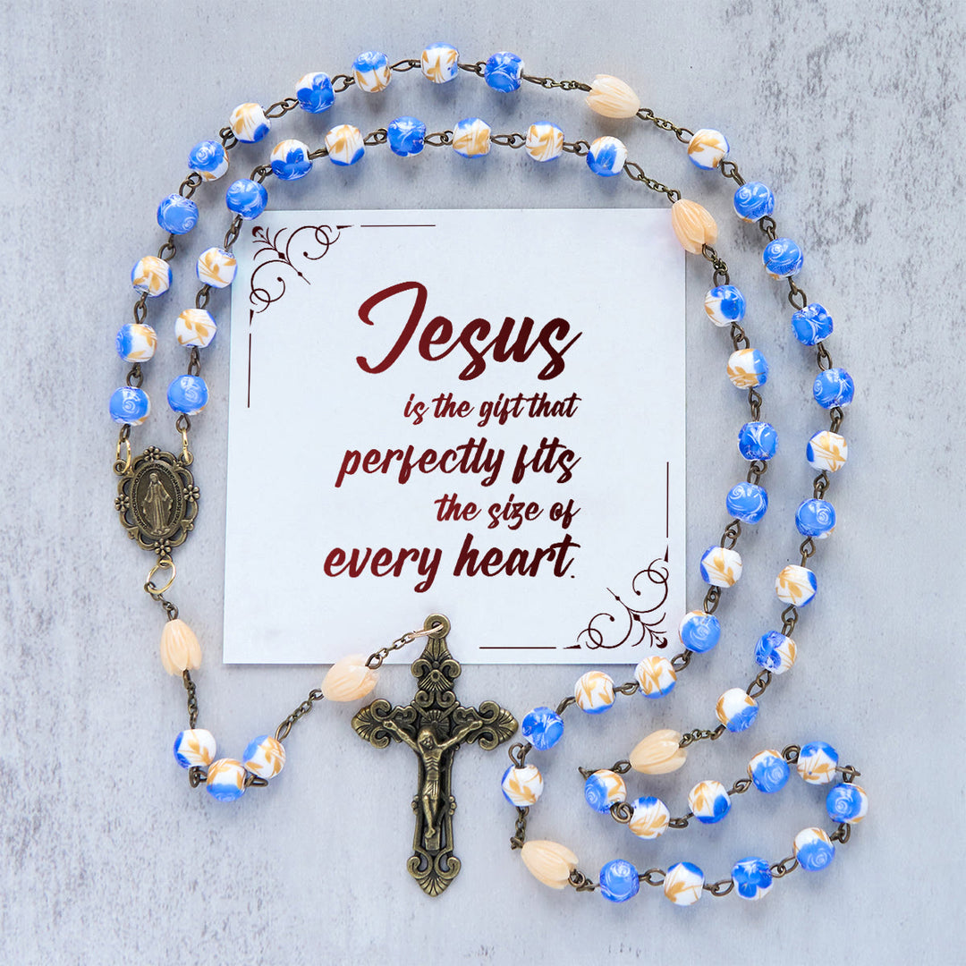 Christianartworkshop „Jesus ist das Geschenk“: Handgefertigter Blumenrosenkranz mit blauen Rosenperlen und Maiglöckchen - Jesus ist das Geschenk - image 1
