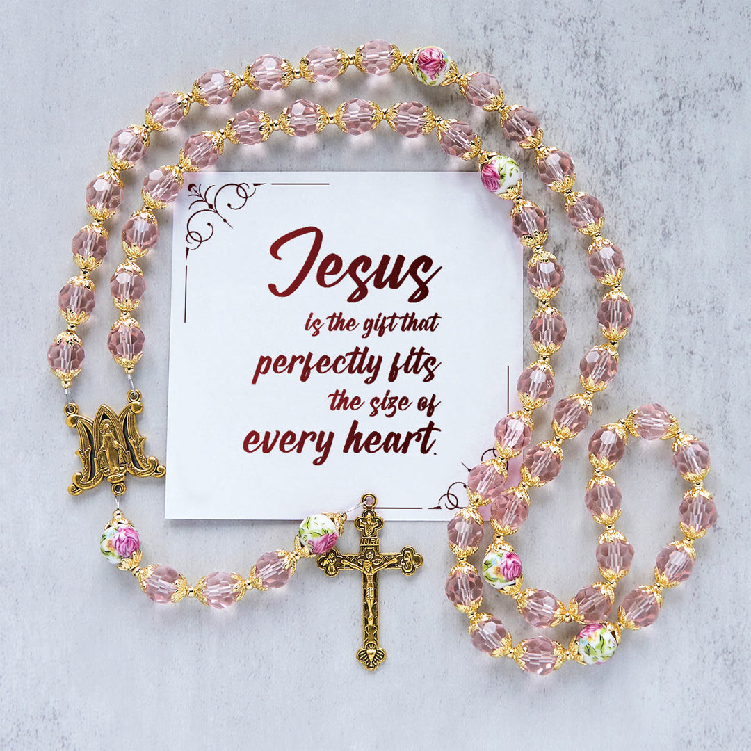 Christianartworkshop „Jesus ist das Geschenk“: Kruzifix aus rosa Kristallperlen und Rosenkranz der Jungfrau Maria mit Geschenkkarte - Jesus ist das Geschenk - image 1