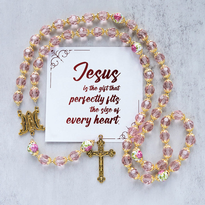 Christianartworkshop „Jesus ist das Geschenk“: Kruzifix aus rosa Kristallperlen und Rosenkranz der Jungfrau Maria mit Geschenkkarte - Jesus ist das Geschenk - image 0