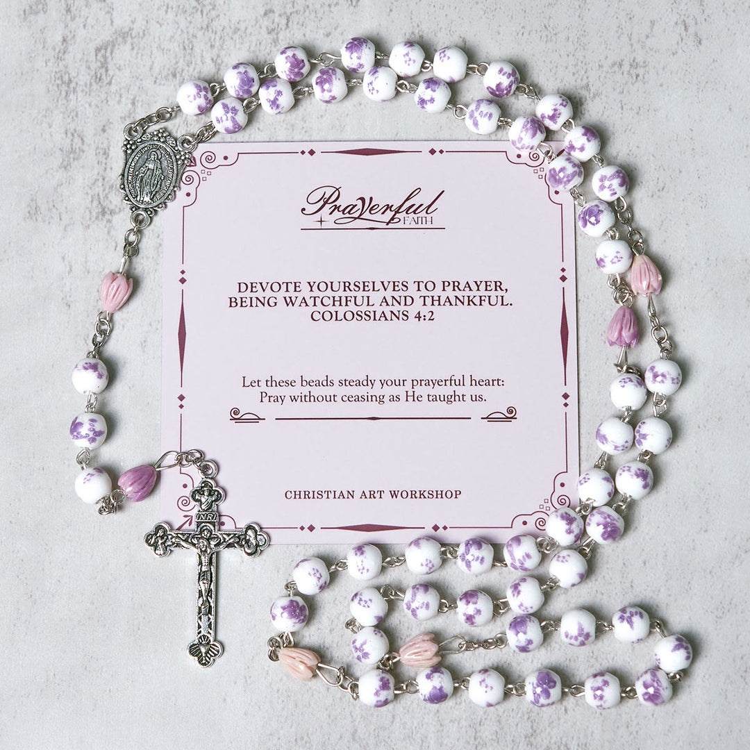 Christianartworkshop GEBETSVOLLER GLAUBE: Handgefertigter Rosenkranz aus lila Blumenperlen mit Geschenkkarte - GEBETSVOLLER GLAUBE - image 1