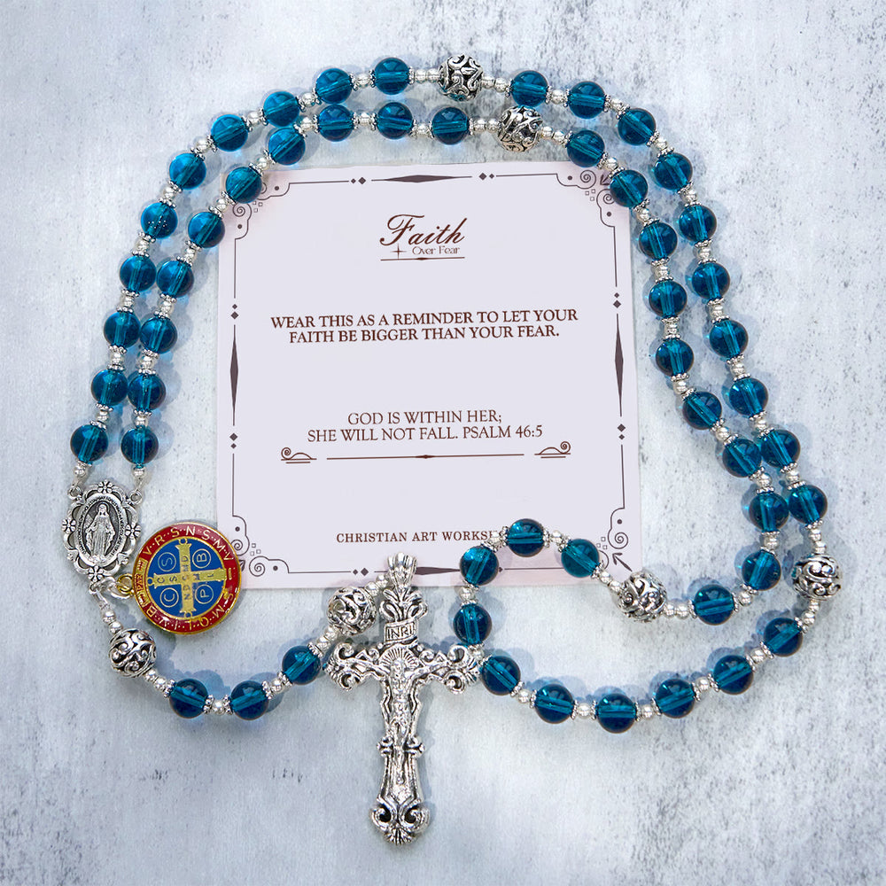 Christianartworkshop GEBETSVOLLER GLAUBE: Handgefertigter Rosenkranz aus klarem blauem Glas mit Kruzifix und Geschenkkarte - GLAUBE STATT ANGST - image 2
