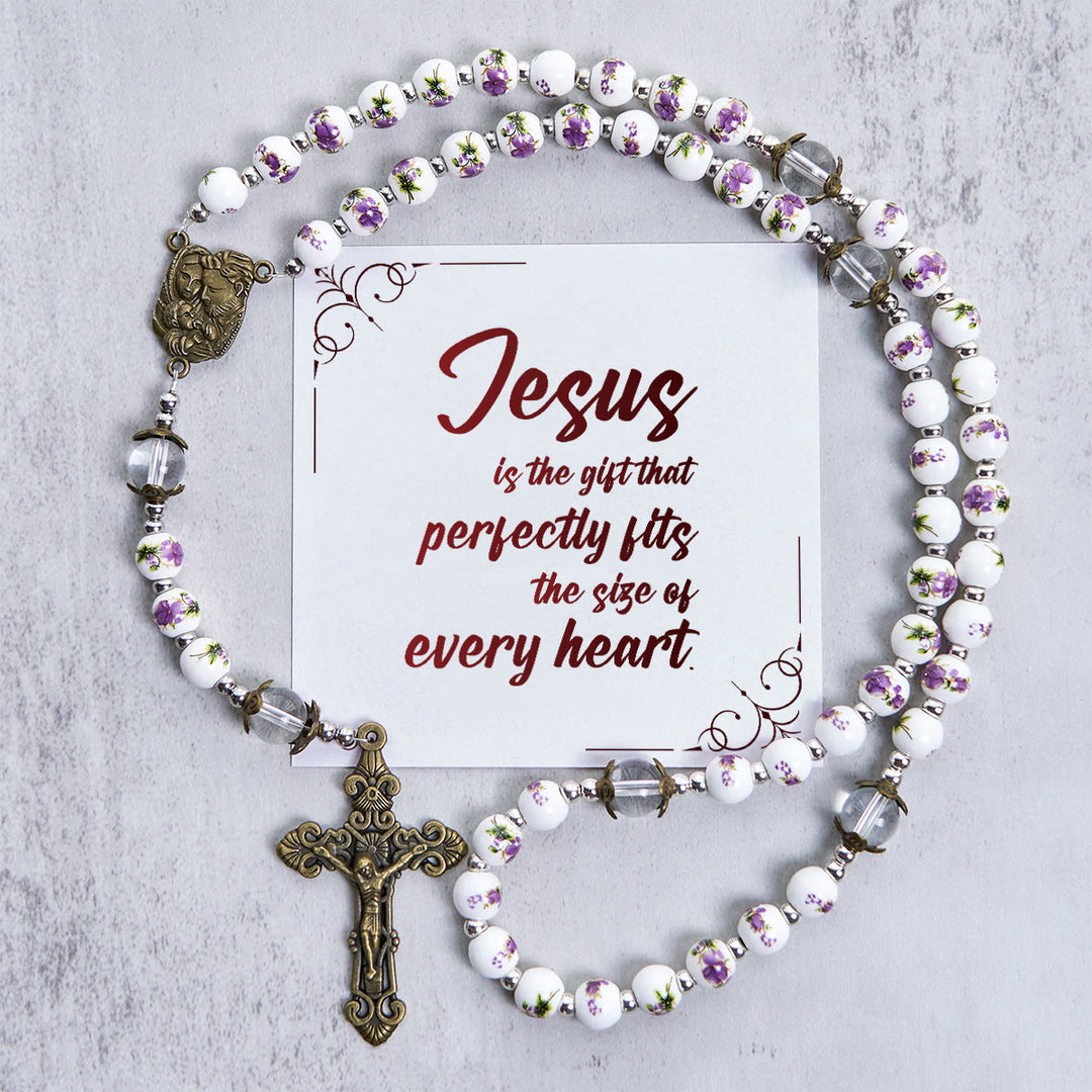 Christianartworkshop „Jesus ist das Geschenk“: Handgemachter Rosenkranz im Violett-Stil mit Geschenkkarte - Jesus ist das Geschenk - image 1
