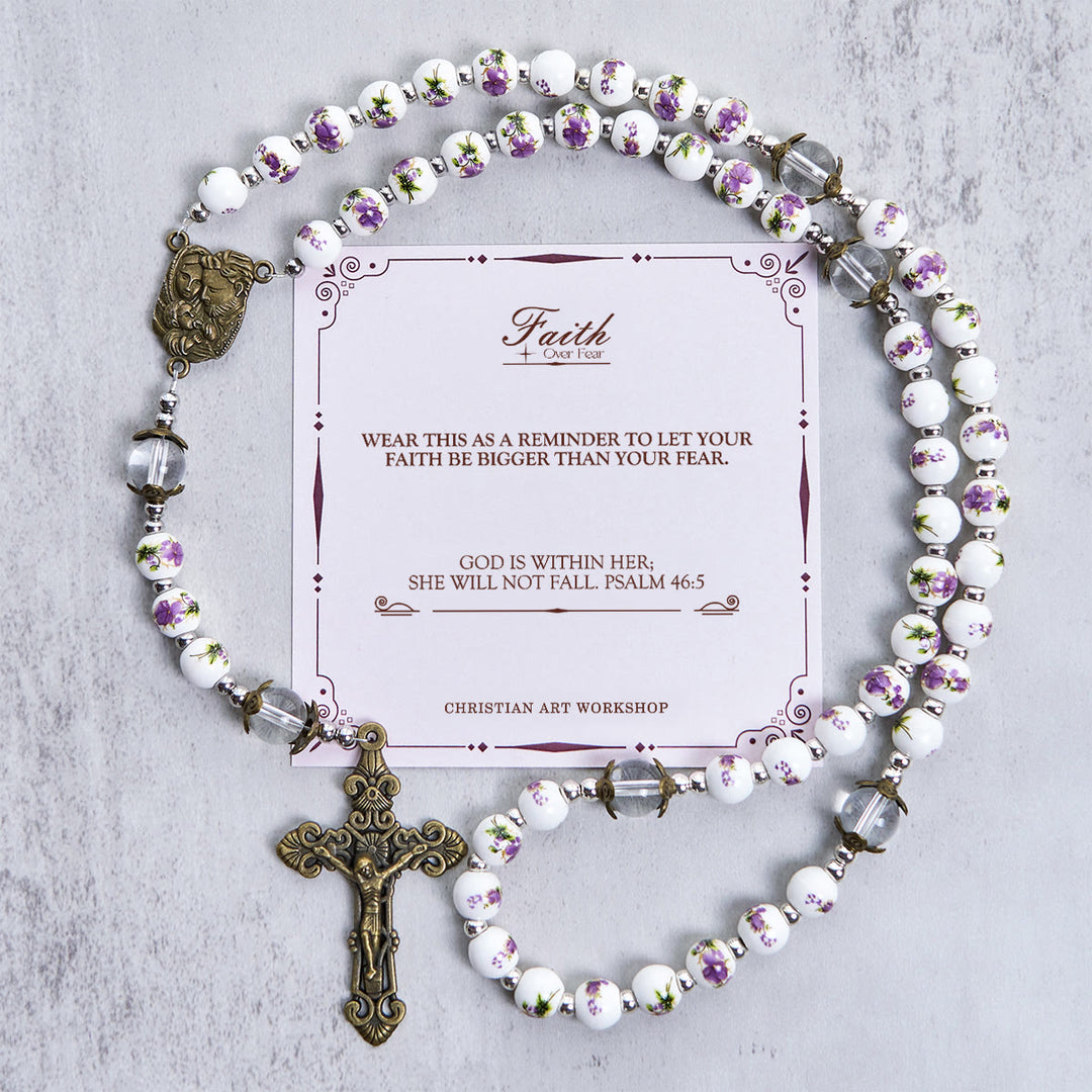 Christianartworkshop „Jesus ist das Geschenk“: Handgemachter Rosenkranz im Violett-Stil mit Geschenkkarte - GLAUBE STATT ANGST - image 4
