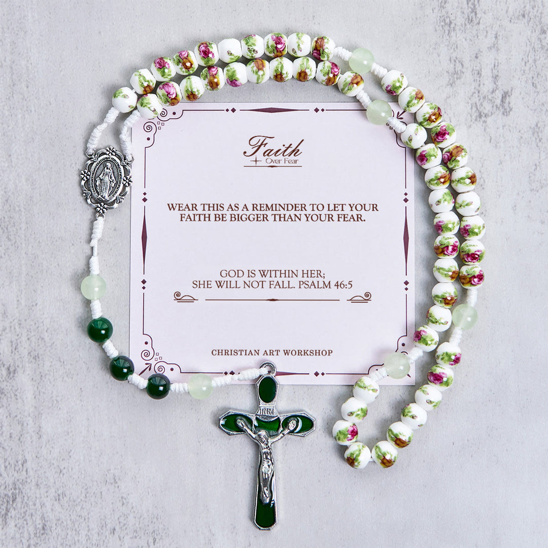 Christianartworkshop „Jesus ist das Geschenk“: Handgefertigter Rosenkranz mit Blumen und Rosenperlen und Geschenkkarte - GLAUBE STATT ANGST - image 4