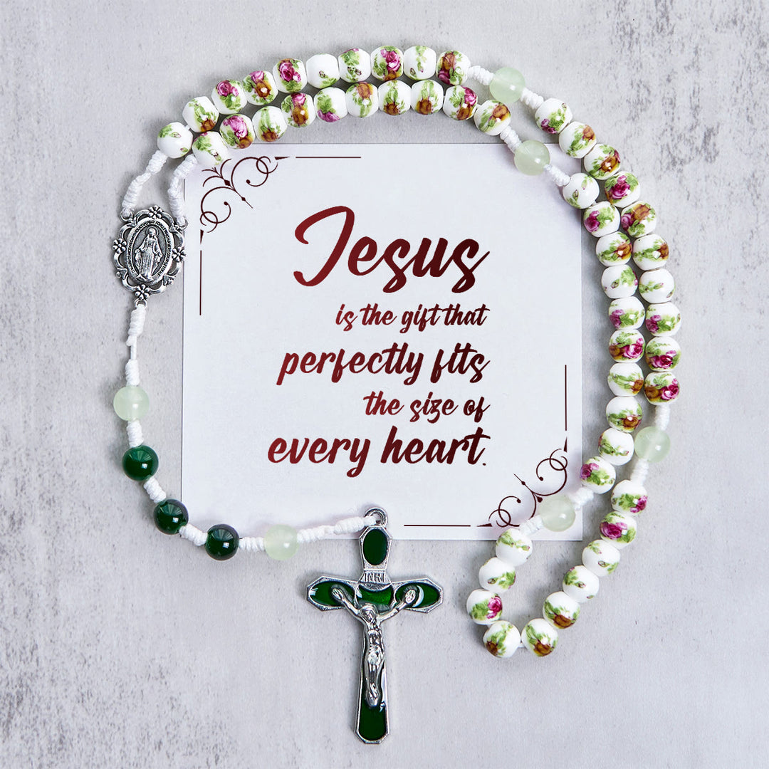 Christianartworkshop „Jesus ist das Geschenk“: Handgefertigter Rosenkranz mit Blumen und Rosenperlen und Geschenkkarte - Jesus ist das Geschenk - image 1