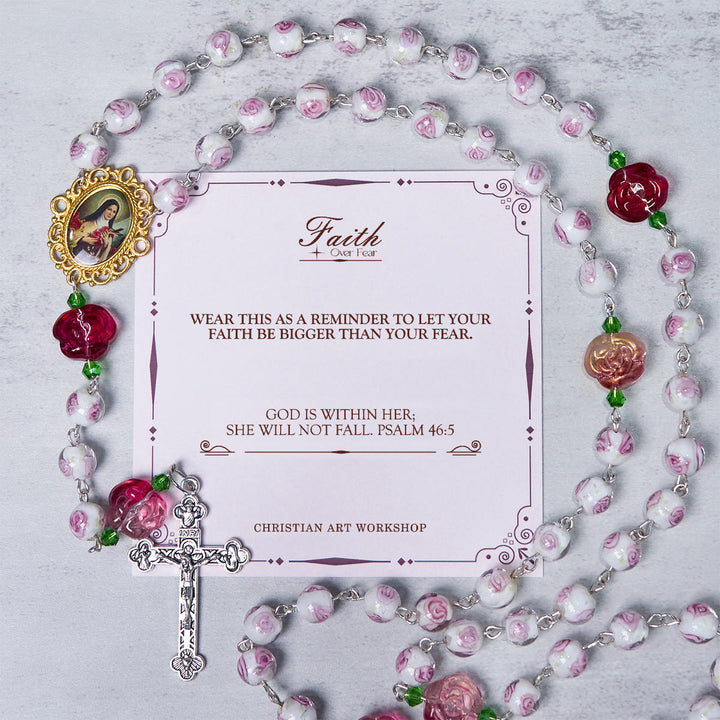Christianartworkshop GEBETSVOLLER GLAUBE: Handgefertigter Rosenkranz mit floraler Eleganz aus Rosen und Elfenbein mit Geschenkkarte - GLAUBE STATT ANGST - image 2
