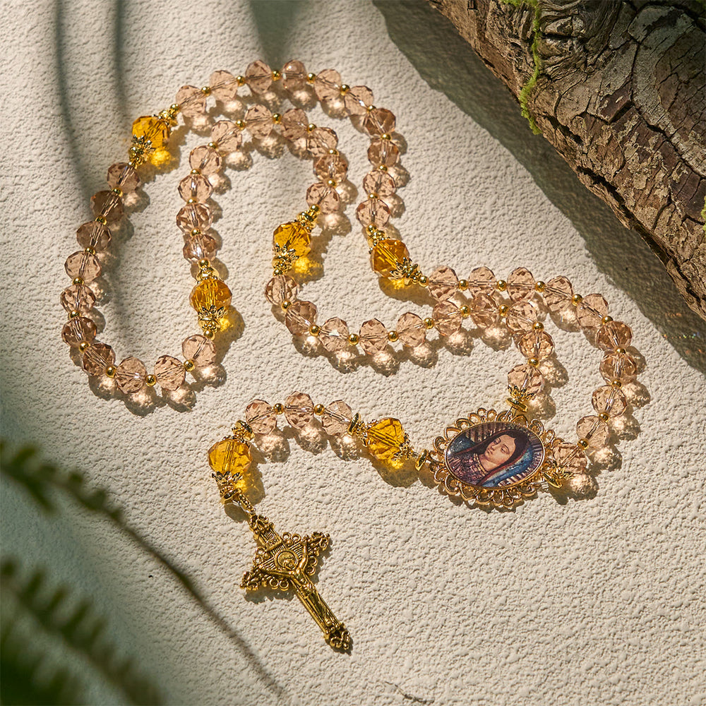 Christianartworkshop Rosenkranz aus schimmernden Bernsteinperlen mit anmutiger Medaille Unserer Lieben Frau von Guadalupe - image 2