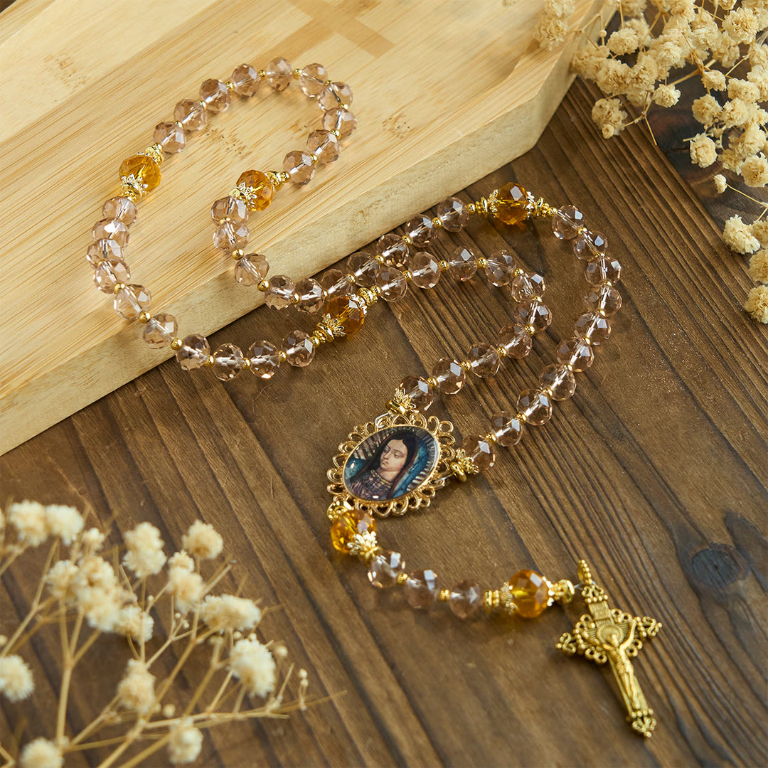 Christianartworkshop Rosenkranz aus schimmernden Bernsteinperlen mit anmutiger Medaille Unserer Lieben Frau von Guadalupe - Unsere Liebe Frau - image 1