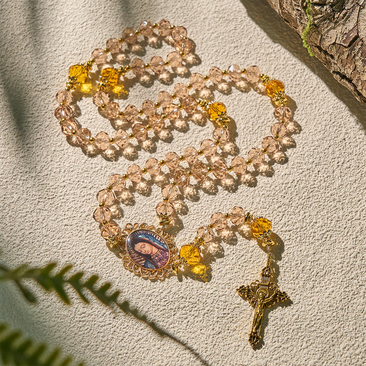 Christianartworkshop Rosenkranz aus schimmernden Bernsteinperlen mit anmutiger Medaille Unserer Lieben Frau von Guadalupe - image 3