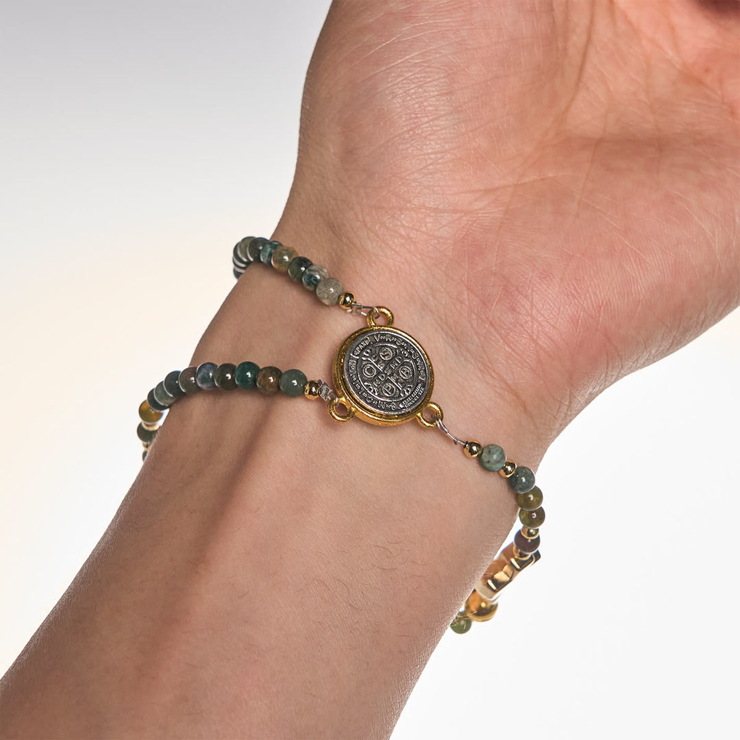 Christianartworkshop Handgefertigte Rosenkranz-Armbänder in Erdtönen mit Kreuz und St. Benedikt-Anhänger - image 1
