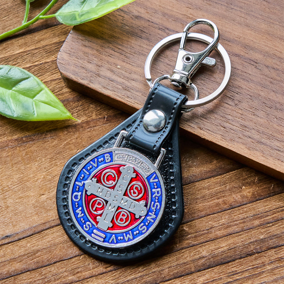 Christianartworkshop Schlüsselanhänger aus PU-Leder mit dem Heiligen Benediktkreuz für täglichen spirituellen Schutz - Der heilige Benedikt - image 0