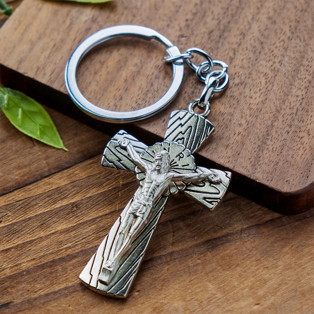 Christianartworkshop Schlüsselanhänger mit dreifarbigem Kruzifix im antiken Stil, Holzmaserung: Strahlender Glaube in jedem Tragen - Antik Silber - image 2