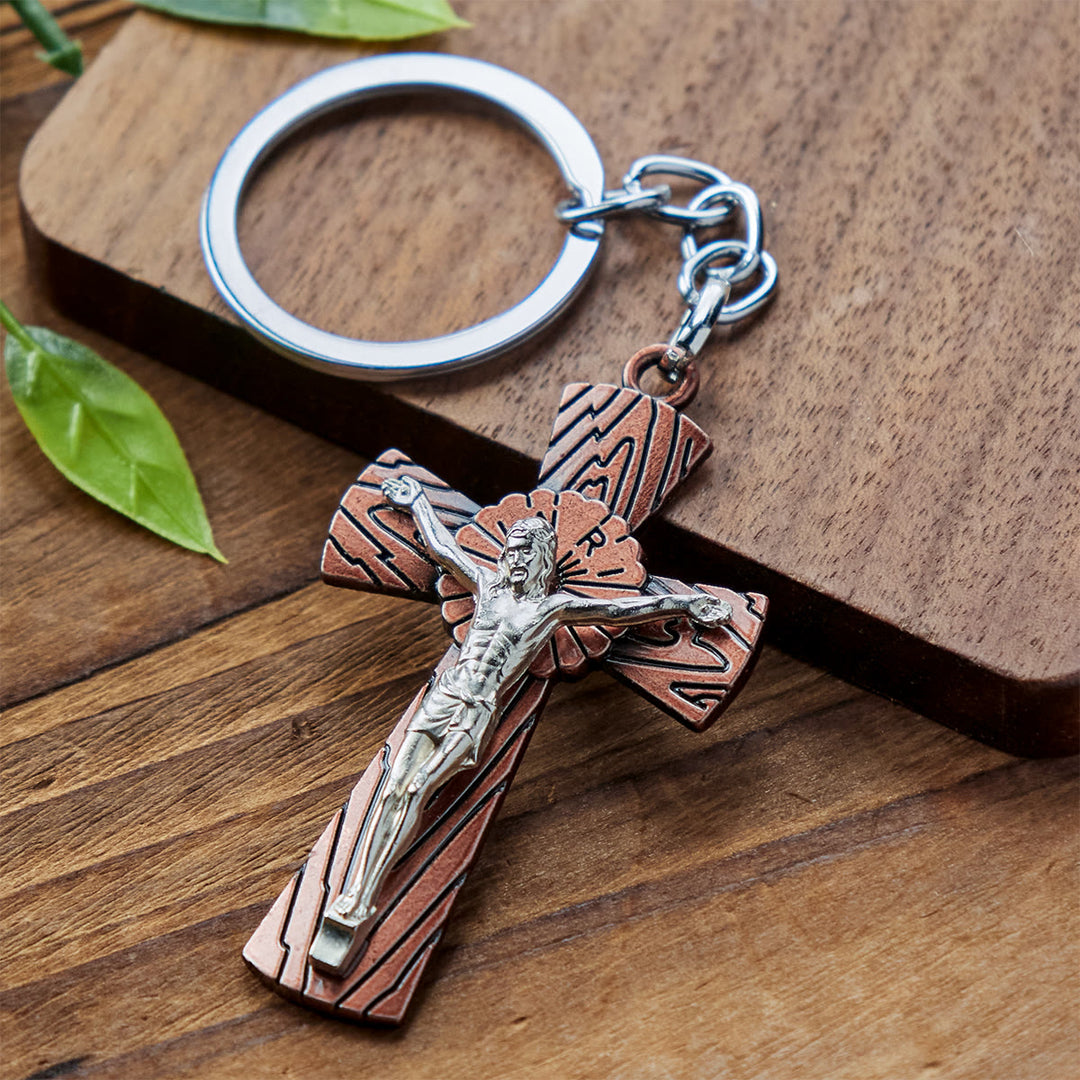 Christianartworkshop Schlüsselanhänger mit dreifarbigem Kruzifix im antiken Stil, Holzmaserung: Strahlender Glaube in jedem Tragen - Antik Rot - image 1