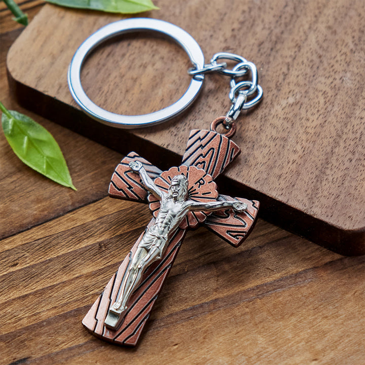 Christianartworkshop Schlüsselanhänger mit dreifarbigem Kruzifix im antiken Stil, Holzmaserung: Strahlender Glaube in jedem Tragen - Antik Rot - image 1