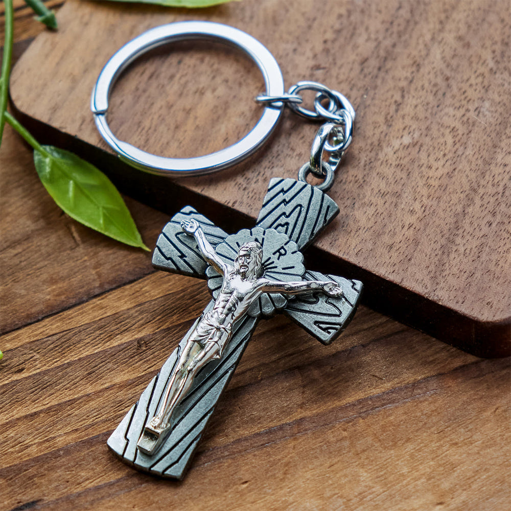 Christianartworkshop Schlüsselanhänger mit dreifarbigem Kruzifix im antiken Stil, Holzmaserung: Strahlender Glaube in jedem Tragen - Antikes Zinn - image 1