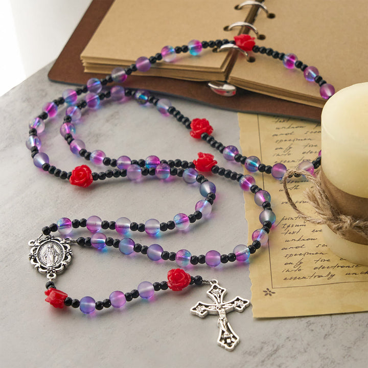 Christianartworkshop Mystischer Rosenkranz aus mattierten lila-blauen Perlen mit roten Rosen und wundertätiger Medaille - image 4