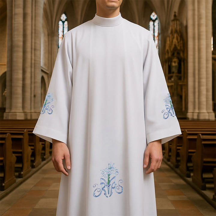 Christianartworkshop Anmutige weiße Priesterrobe mit hohem Kragen und blauem Lilien-Blumenmuster - Weiß - 3XL - image 0