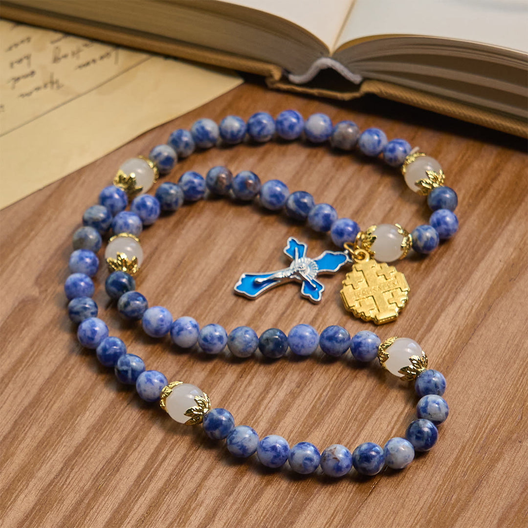 Christianartworkshop Kunsthandwerkliches elastisches 4 mm Rosenkranzarmband aus blauem Stein mit Kruzifix und Jerusalemkreuz - image 3