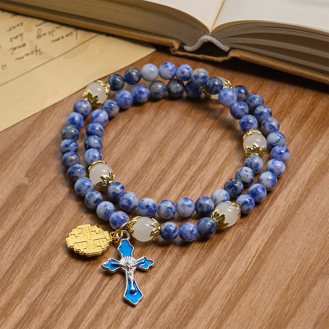 Christianartworkshop Kunsthandwerkliches elastisches 4 mm Rosenkranzarmband aus blauem Stein mit Kruzifix und Jerusalemkreuz - image 3