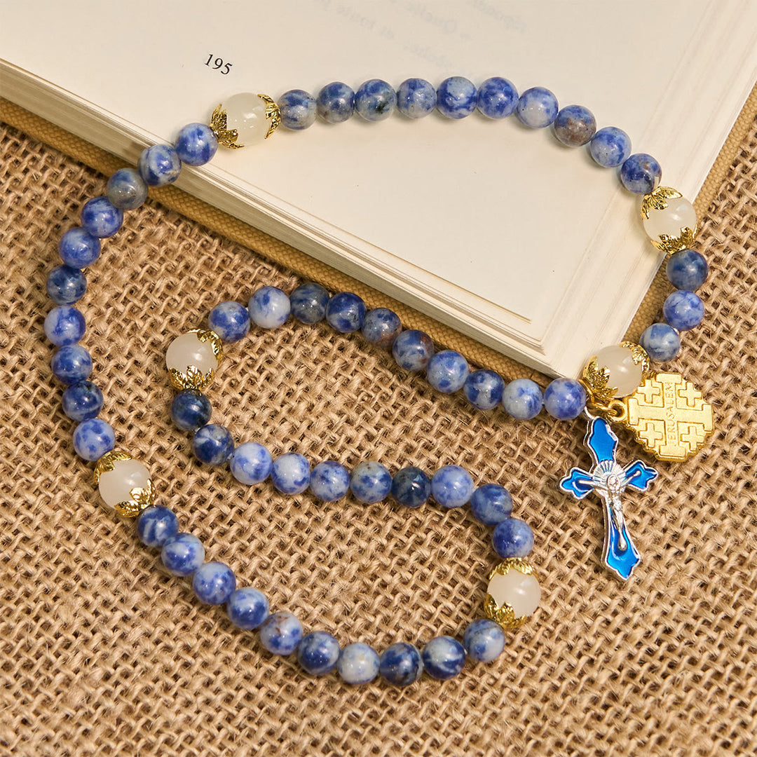 Christianartworkshop Kunsthandwerkliches elastisches 4 mm Rosenkranzarmband aus blauem Stein mit Kruzifix und Jerusalemkreuz - image 4