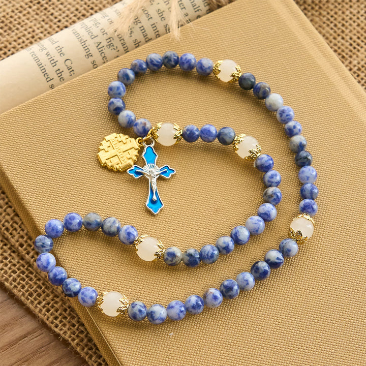 Christianartworkshop Kunsthandwerkliches elastisches 4 mm Rosenkranzarmband aus blauem Stein mit Kruzifix und Jerusalemkreuz - image 5