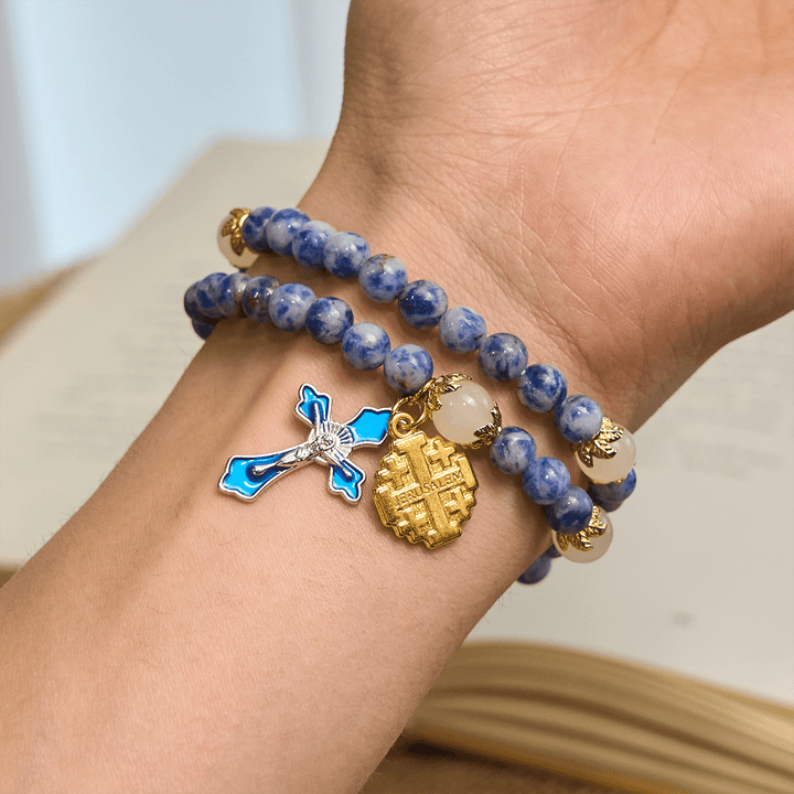 Christianartworkshop Kunsthandwerkliches elastisches 4 mm Rosenkranzarmband aus blauem Stein mit Kruzifix und Jerusalemkreuz - image 2