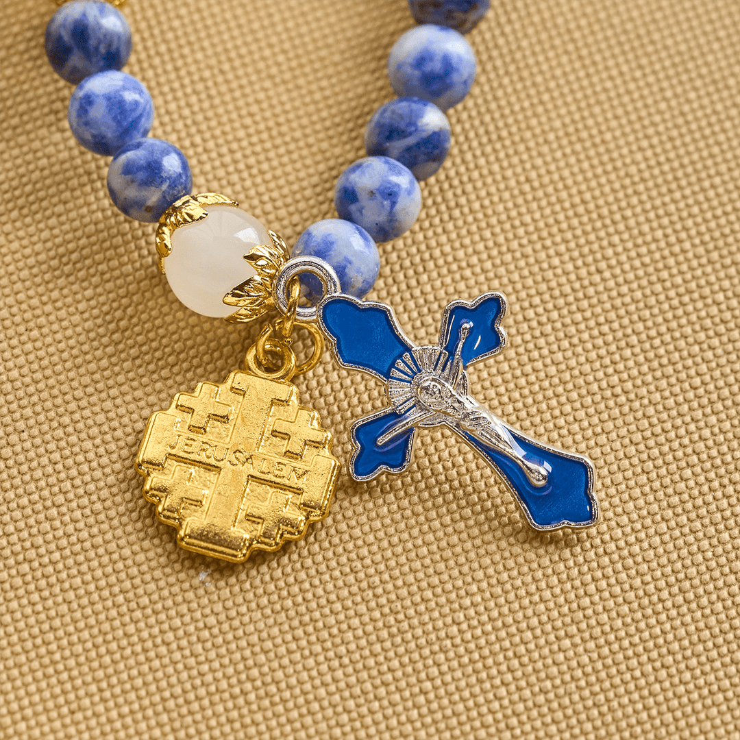 Christianartworkshop Kunsthandwerkliches elastisches 4 mm Rosenkranzarmband aus blauem Stein mit Kruzifix und Jerusalemkreuz - image 6