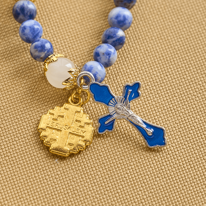 Christianartworkshop Kunsthandwerkliches elastisches 4 mm Rosenkranzarmband aus blauem Stein mit Kruzifix und Jerusalemkreuz - image 6