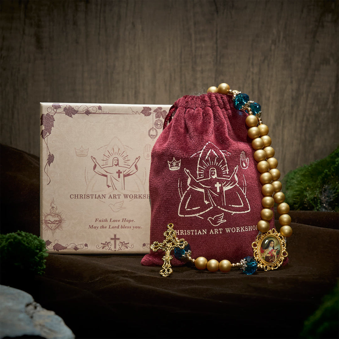 Christianartworkshop Eleganter Rosenkranz aus mattgoldenen Perlen mit der Heiligen Therese und einem Kruzifix - image 3
