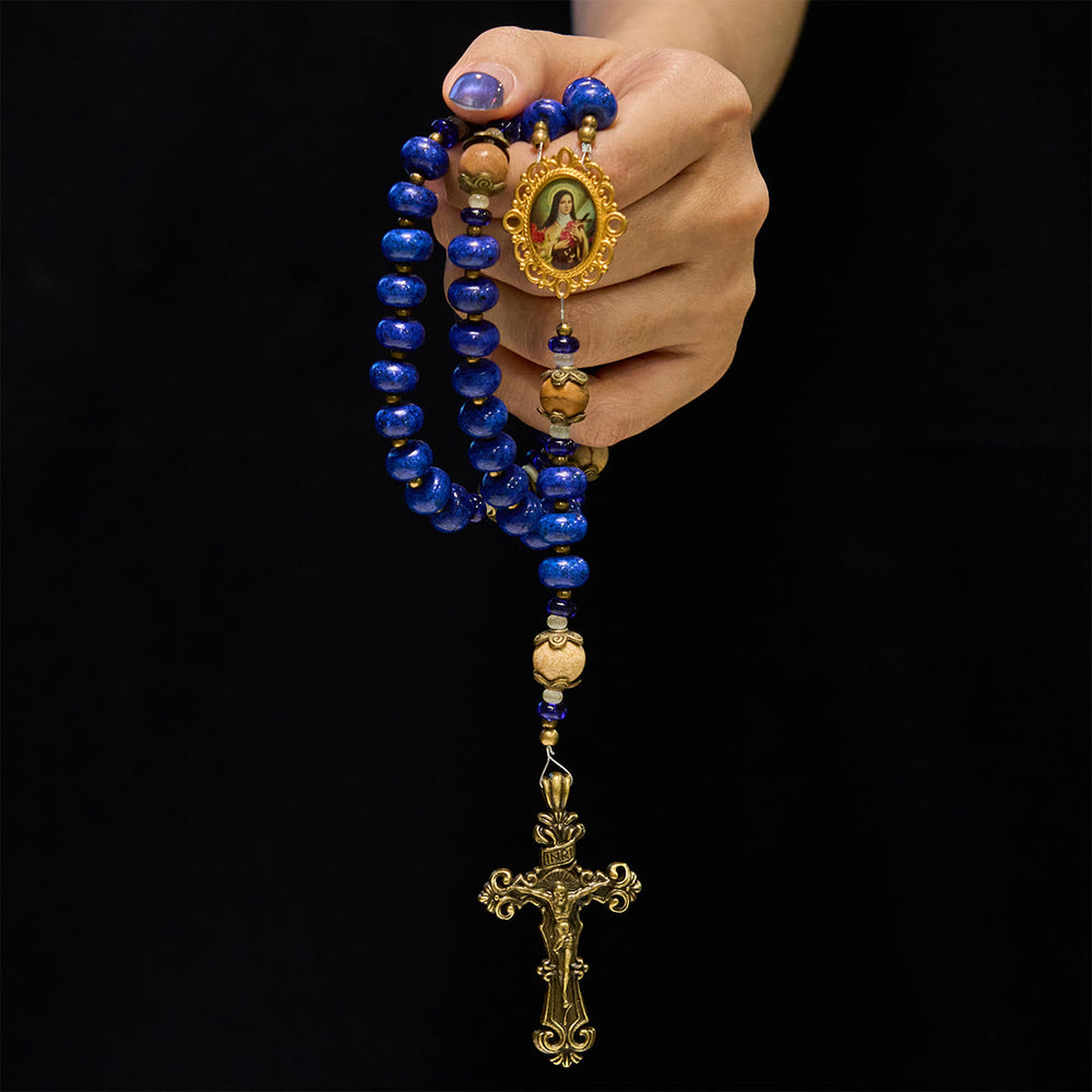 Christianartworkshop Handgefertigter Rosenkranz aus Lapislazuli und Landkarte der Heiligen Therese von Lisieux, Medaille und Kruzifix, 8 x 10 mm - image 2