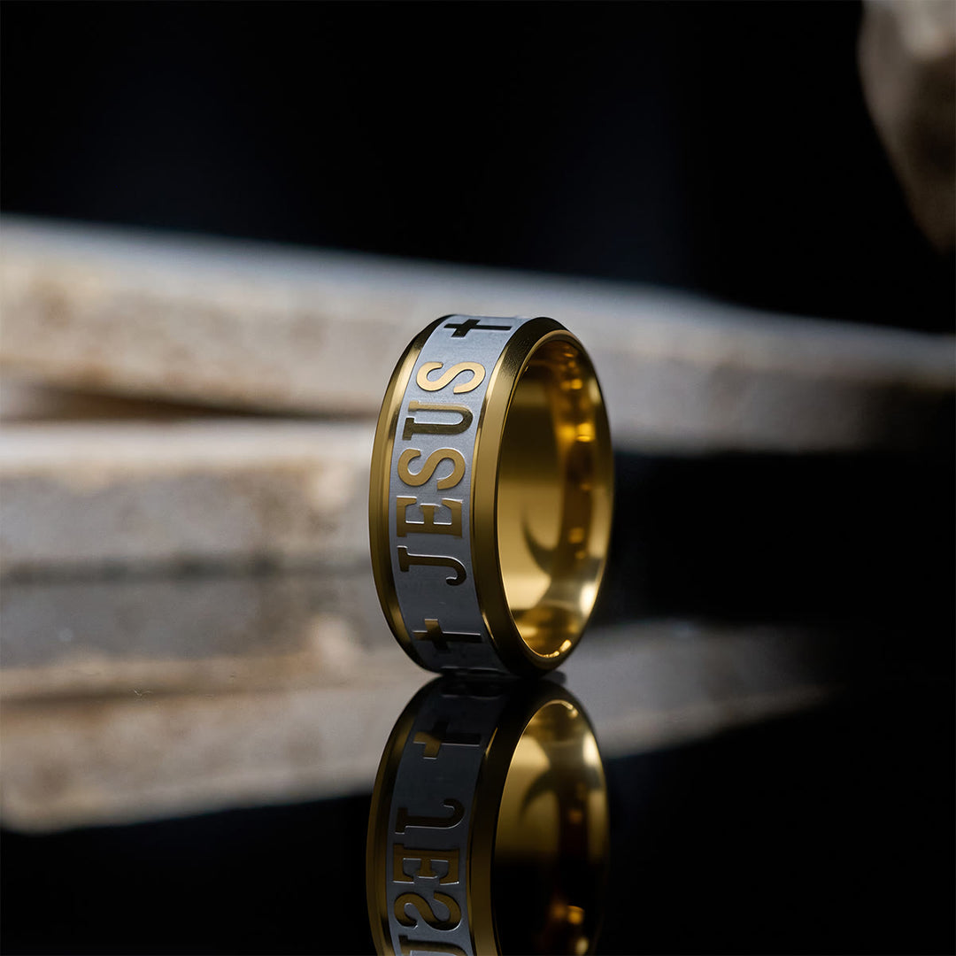 Christianartworkshop Titanstahlring mit Lasergravur „JESUS“ - Golden - US13 - image 1