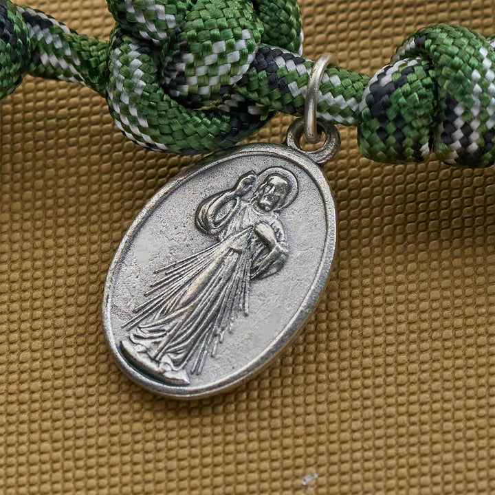 Christianartworkshop Robuster Paracord-Segensrosenkranz aus metallischen Perlen: Geschützt durch den Heiligen Geist und die göttliche Barmherzigkeit - image 8