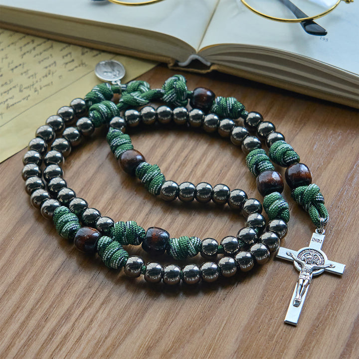 Christianartworkshop Robuster Paracord-Segensrosenkranz aus metallischen Perlen: Geschützt durch den Heiligen Geist und die göttliche Barmherzigkeit - image 4