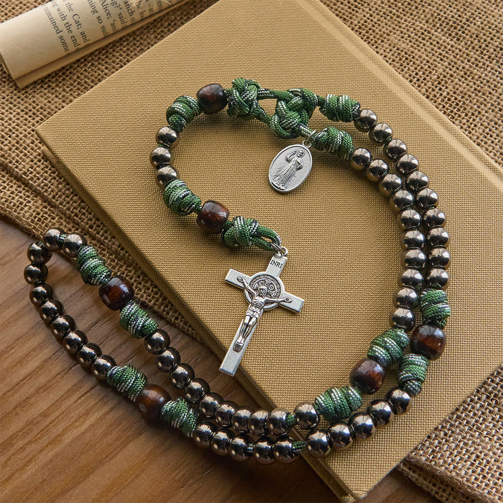 Christianartworkshop Robuster Paracord-Segensrosenkranz aus metallischen Perlen: Geschützt durch den Heiligen Geist und die göttliche Barmherzigkeit - image 2