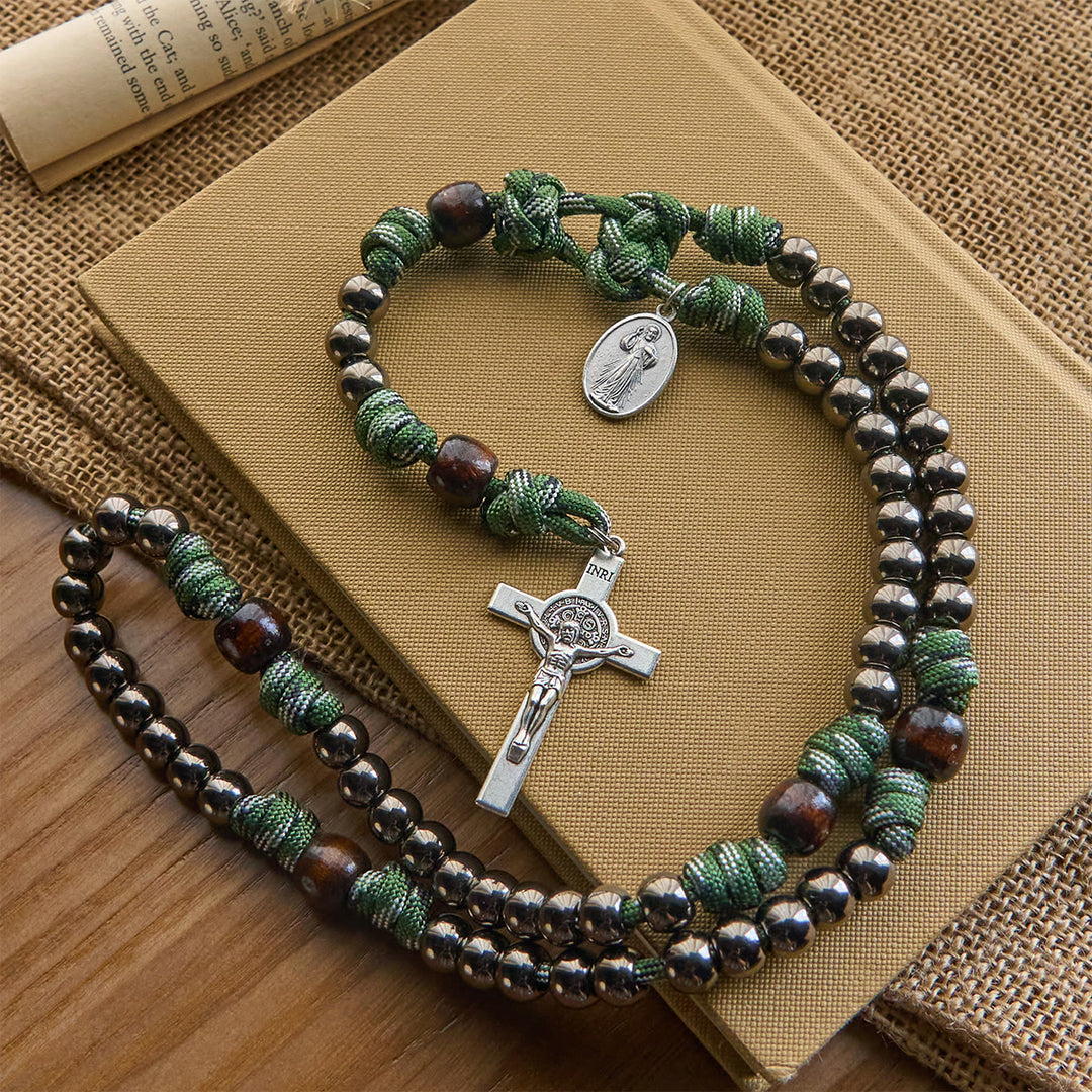 Christianartworkshop Robuster Paracord-Segensrosenkranz aus metallischen Perlen: Geschützt durch den Heiligen Geist und die göttliche Barmherzigkeit - image 2