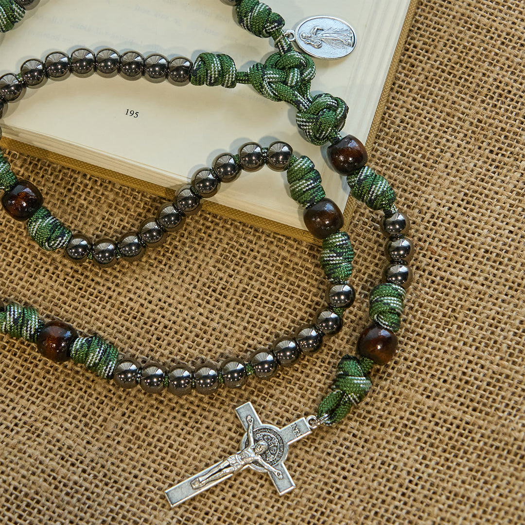 Christianartworkshop Robuster Paracord-Segensrosenkranz aus metallischen Perlen: Geschützt durch den Heiligen Geist und die göttliche Barmherzigkeit - image 5