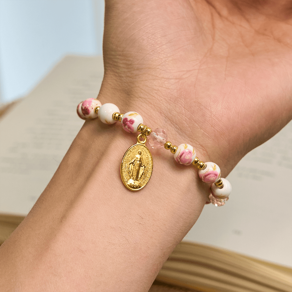 Christianartworkshop Elegantes 8 mm großes Armband aus rosa Keramik mit Blumenmuster und Wundertätiger Medaille - image 2