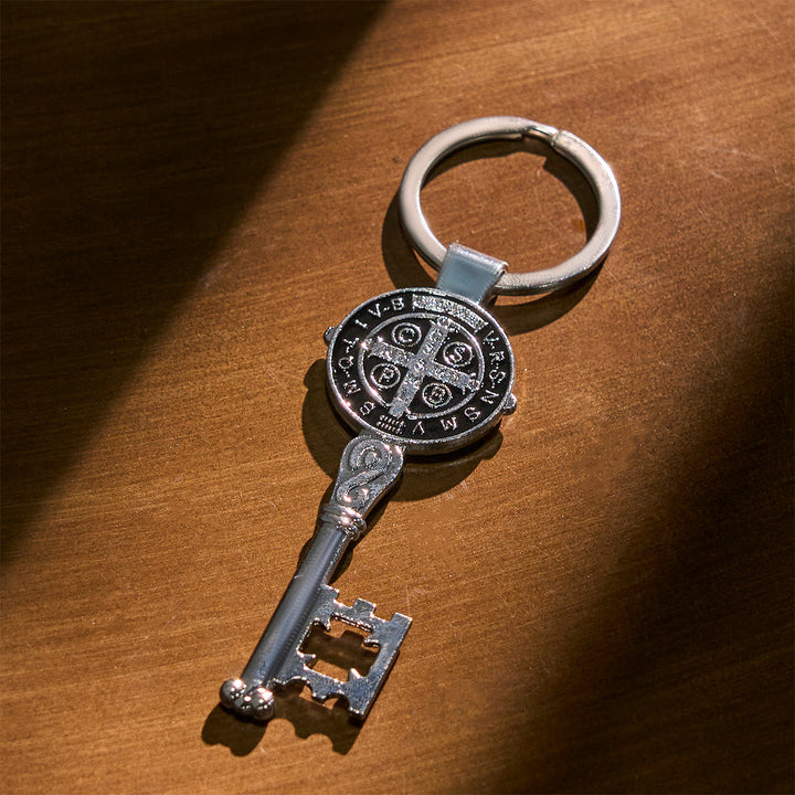 Christianartworkshop Dreifarbiger Schlüsselanhänger des Heiligen Benedikt der Führung und des Schutzes - image 6