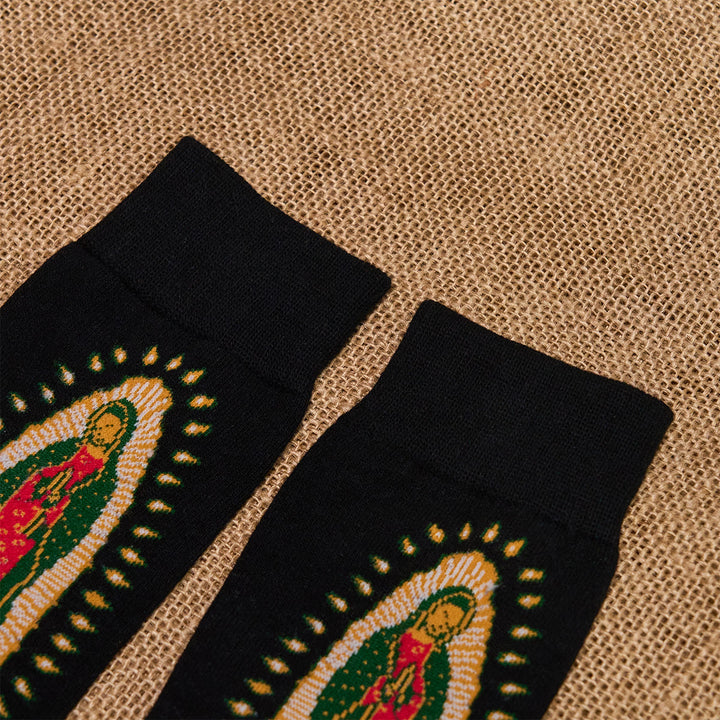 Christianartworkshop Schwarze religiöse Unisex-Crew-Socken mit der Jungfrau von Guadalupe: Retro-Design, exklusives Glaubensflair - image 4