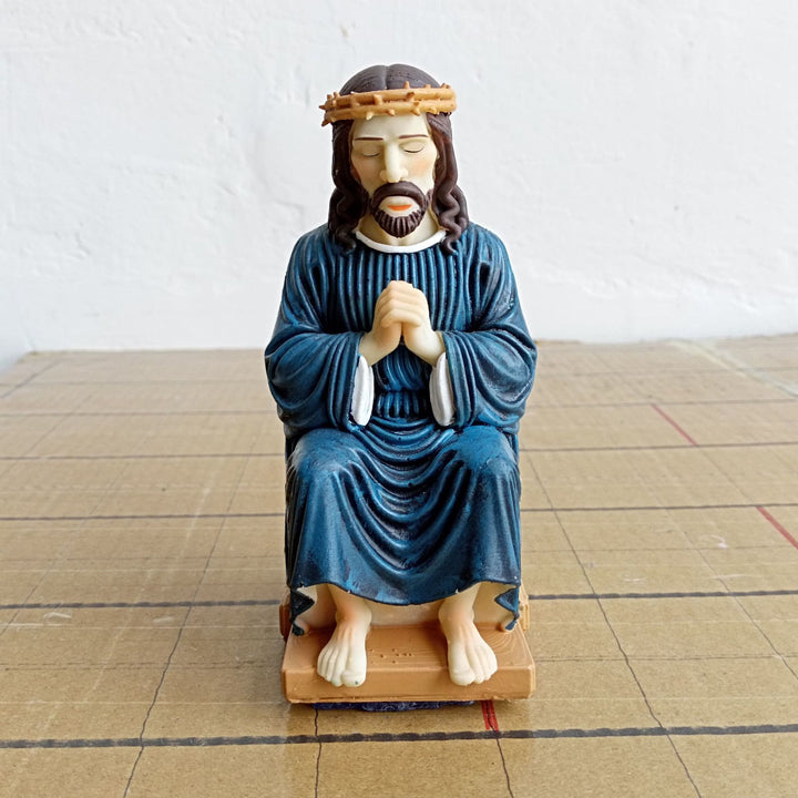 Christianartworkshop Klassische Figur aus Kunstharz, betender Jesus mit Dornenkrone: Ein zeitloser treuer Begleiter für Zuhause und Büro - image 1