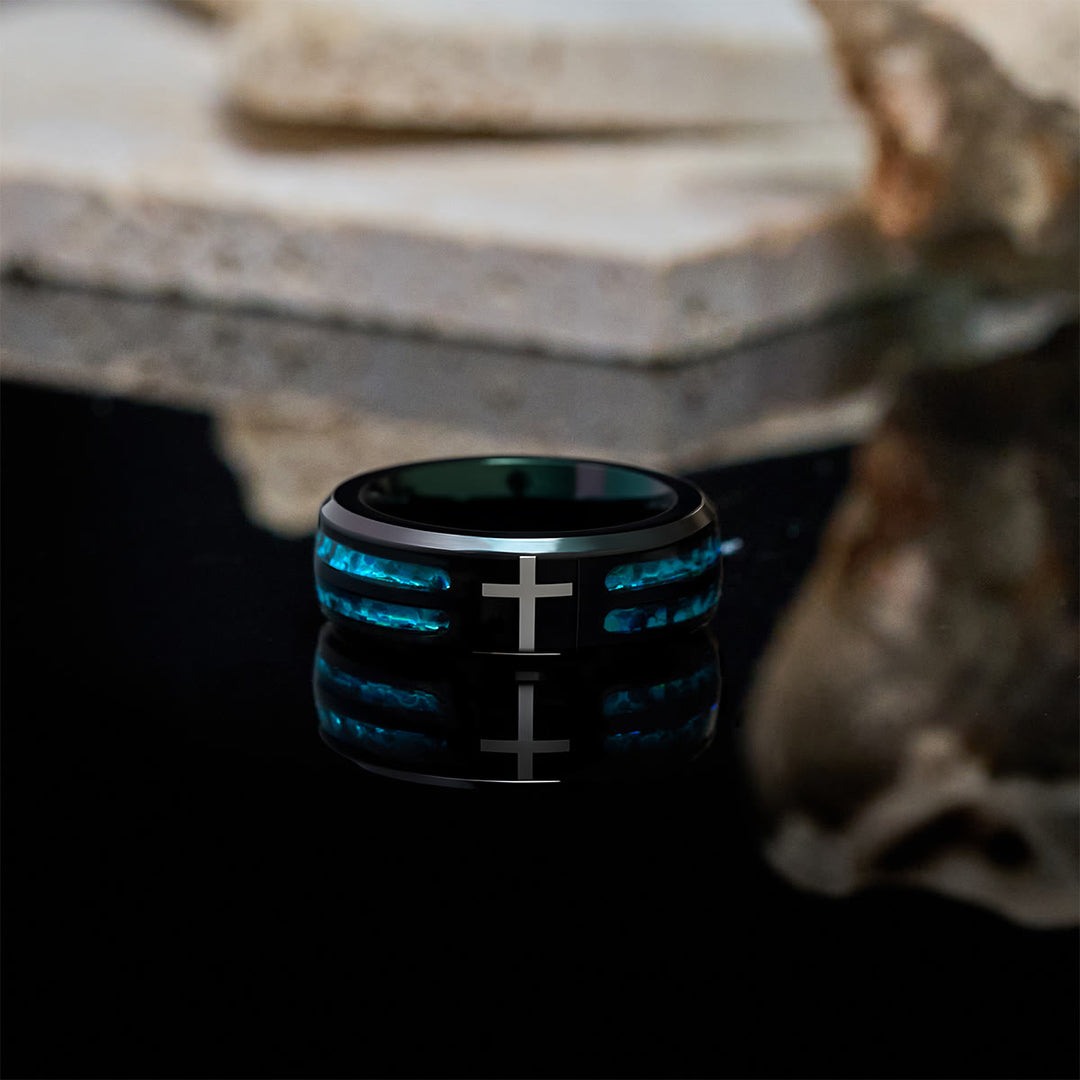 Christianartworkshop Moderner Kreuzring aus Titanstahl mit laserblauer Einlage: Gelassenheit im blauen Licht Christi - image 3