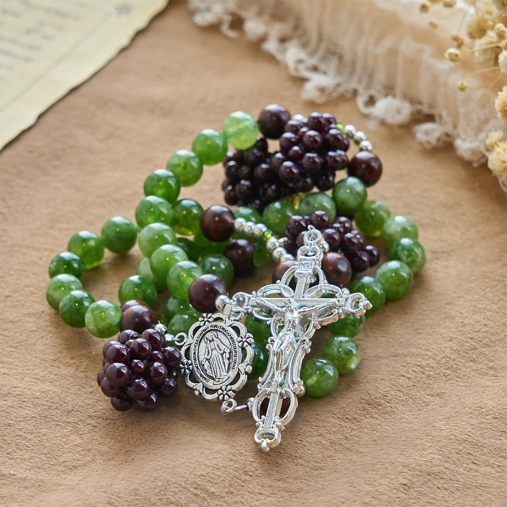 Christianartworkshop Rosenkranz aus grünen und violetten Traubenperlen, inspiriert von Christus, dem wahren Weinstock - image 1