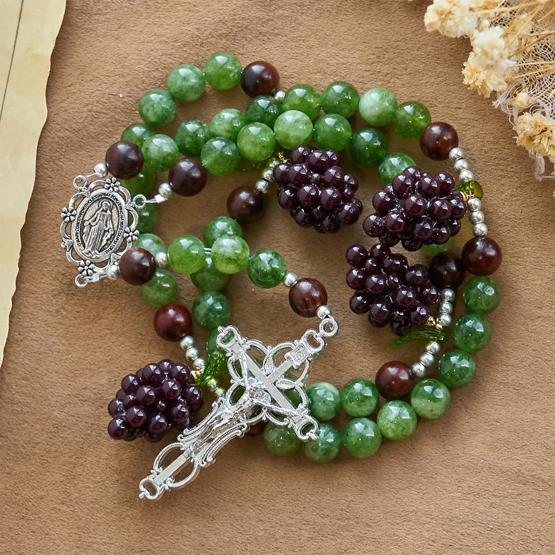 Christianartworkshop Rosenkranz aus grünen und violetten Traubenperlen, inspiriert von Christus, dem wahren Weinstock - image 0