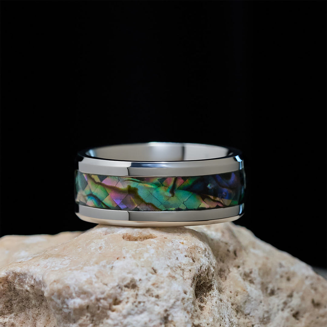 Christianartworkshop Minimalistischer Titan-Ring mit Glaubenskreuz und schimmernder Einlage aus Buntglas - image 4