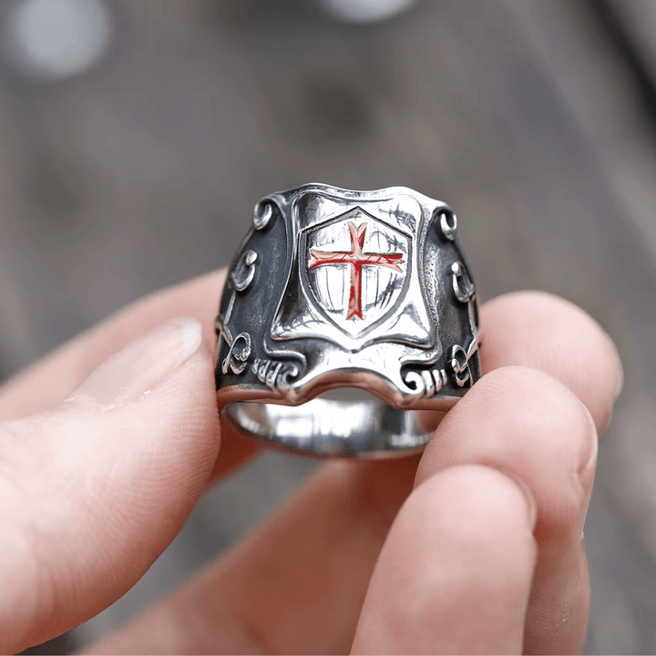 Christianartworkshop Mittelalterlicher Schildring mit rotem Kreuz, ritterlichem Design und gravierten Details - image 3